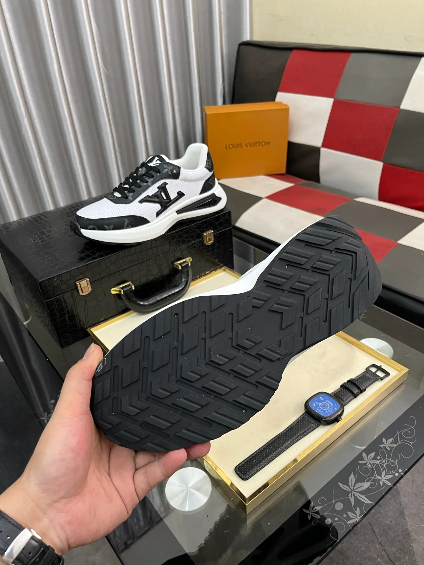 Men's shoes 💰458⌚️⌚️【LOUlS VUlTTON】Louis Vuitton ~ unique and casual style. LV counter purchasing 🏃casual shoes😍😍 Men's 2022 counters are on sale simultaneously, Italian imported brands select first-layer Italian cowhide. 🐑Sheepskin lining (refuses to discolor and rub feet) Sole: Original sole specially provided by the original factory 🎬Better in kind Size number: 38-443️⃣Colors available